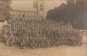 Nagy alakú fotográfia katonákkal, a Pécsi székesegyházzal a háttérben
